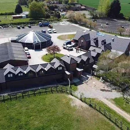 Hanaverian Suit With Amazing Views Of Stud Farm. Driffield Екстериор снимка